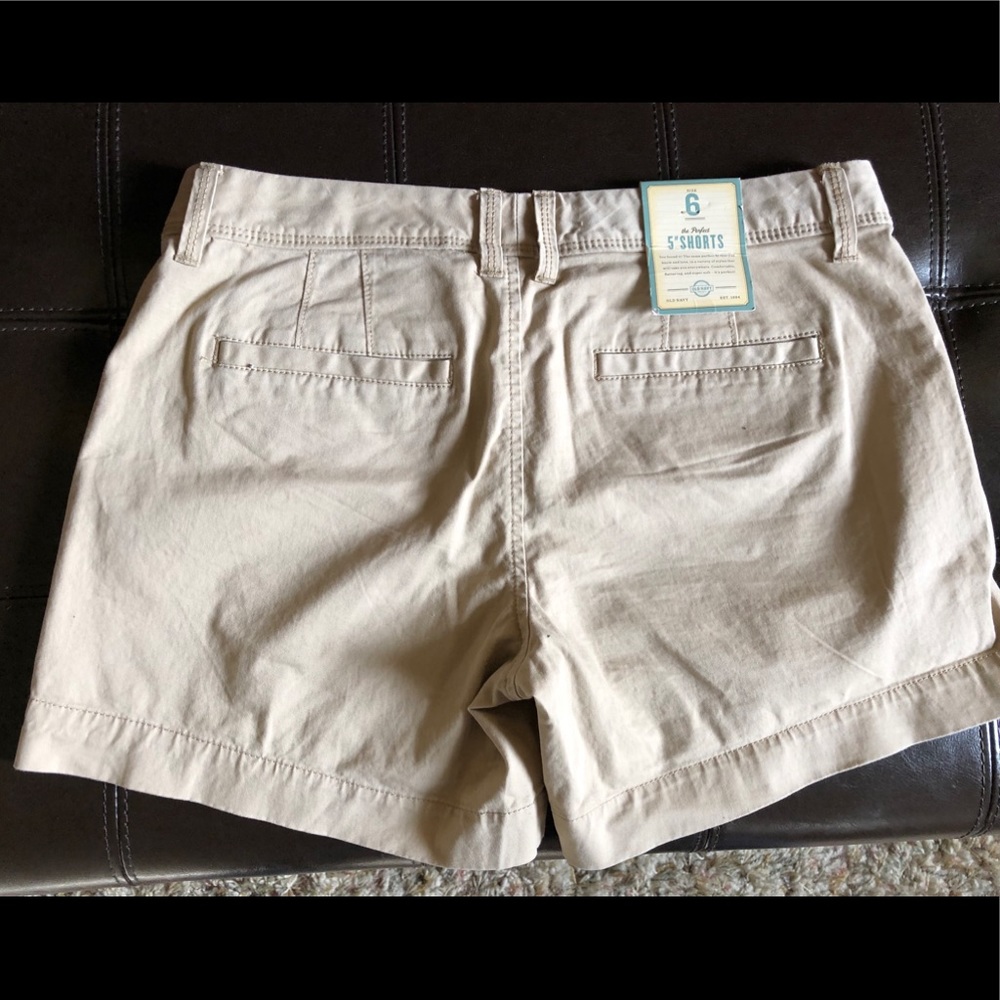 NWT Women’s Old Navy Khaki Shorts - Picture 2 of 4